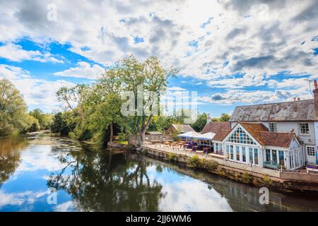 The River Avon in Fordingbridge, a small village in the New Forest, Hampshire, on a summer's day and the rear of the George pub Stock Photo