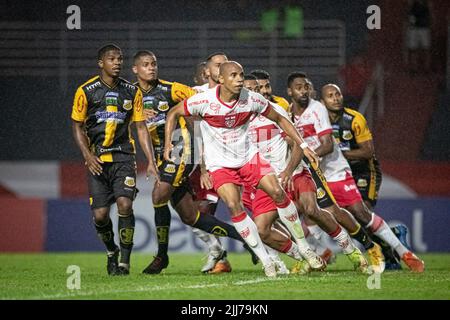 Maceio, Brazil. 23rd July, 2022. AL - Maceio - 07/23/2022 - BRAZILIAN B 2022, CRB X NOVO HORIZONTINO - CRB player Reginaldo disputes bid with Novorizontino player Willean Lepo during a match at Rei Pele stadium for the Brazilian B 2022 championship. Photo: Celio Junior/AGIF/Sipa USA Credit: Sipa USA/Alamy Live News Stock Photo