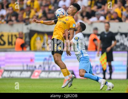 Dresden, Germany. 23rd July, 2022. Soccer: 3rd league, SG Dynamo Dresden - TSV  1860 Munich, Matchday 1, Rudolf Harbig Stadium. Dynamo's Kyu-hyun Park (l)  against Munich's Albion Vrenezi. Credit: Robert Michael/dpa/Alamy Live