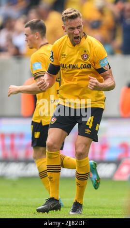 Dresden, Germany. 23rd July, 2022. Soccer: 3rd division, SG Dynamo Dresden  - TSV 1860 Munich, Matchday 1, Rudolf Harbig Stadium. Munich's Leandro  Morgalla plays the ball. Credit: Robert Michael/dpa/Alamy Live News Stock