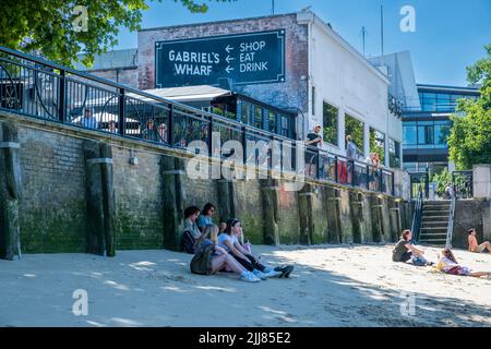 River Thames beach below Gabriel's Wharf in Southwark, London, England Stock Photo