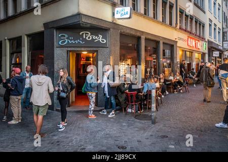 Züri Bar, Außenaufnahme, Niederdorf, Sommer, Zürich, Schweiz Stock Photo