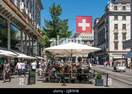 Paradeplatz Zürich, Bahnhofstrasse, Confiserie Sprüngli, Schweizer Flagge, Schweiz Stock Photo