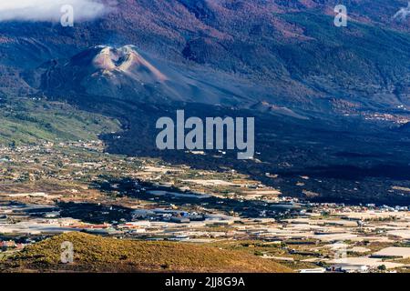 Cone of the Tajogaite volcano and flow of solidified lava crossing the Aridane valley. La Palma, Canary Islands, Spain Stock Photo