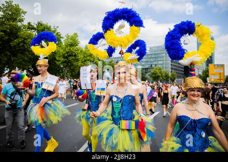 Berlin, Germany. 23rd July, 2022. Headdress in the colors of Ukraine with dove of peace Credit: Christoph Soeder/dpa/Alamy Live News Stock Photo