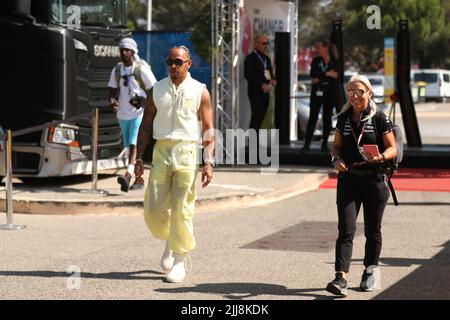 Provence Alpes Cote d Azur, France: 24th July 2022; Circuit Paul Ricard, Le Castellet, Marseille, France: F1 Grand Prix of France, Race Day: Mercedes AMG Petronas F1 Team, Lewis Hamilton arrives with Angela Cullen Credit: Action Plus Sports Images/Alamy Live News Stock Photo