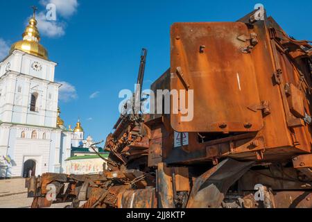 2022-07-21 Kyiv, Ukraine. Remains of destroyed russian Pantsir anti aircraft system on Mikhailivskiy square in the center of Kyiv. Stock Photo