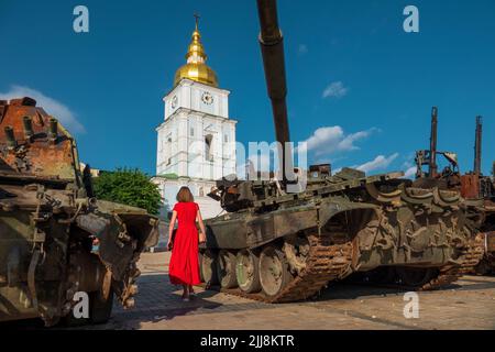 2022-07-21 Kyiv, Ukraine. people on the exibition of destroyed russian warfare on Mikhailivskiy square in the center of Kyiv. Stock Photo