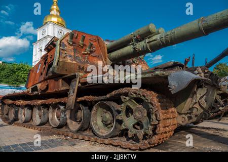2022-07-21 Kyiv, Ukraine. Remains of destroyed russian warfare on exibition on Mikhailivskiy square in the center of Kyiv. Stock Photo
