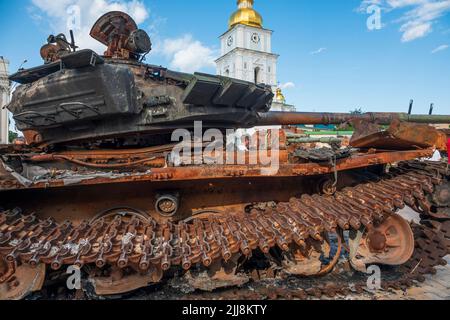 2022-07-21 Kyiv, Ukraine. Remains of destroyed russian tank on exibition at Mikhailivskiy square in the center of Kyiv. Stock Photo