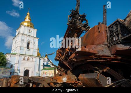 2022-07-21 Kyiv, Ukraine. Wrecks of destroyed russian warfare Pantsir on Mikhailivskiy square in the center of Kyiv. Stock Photo
