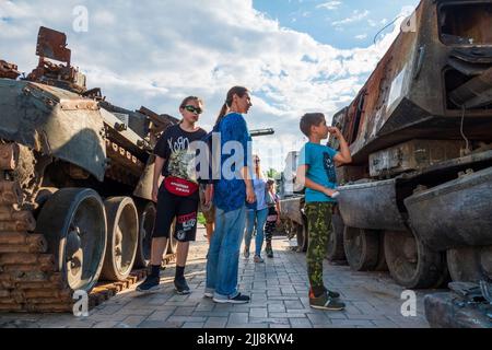 2022-07-21 Kyiv, Ukraine. Ukrainian family with children look at the destroyed russian warfare on the exibition at Mikhailivskiy square in the center Stock Photo