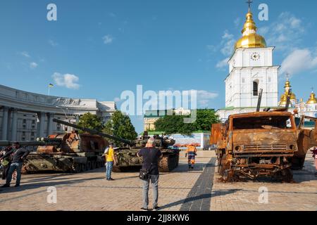 2022-07-21 Kyiv, Ukraine. Ukrainians look at the destroyed russian warfare on the exibition at Mikhailivskiy square in the center of Kyiv Stock Photo