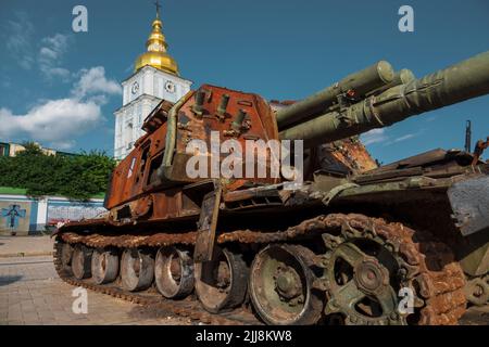 2022-07-21 Kyiv, Ukraine. Remains of destroyed russian self-propelled howitzer on exibition on Mikhailivskiy square in the center of Kyiv. Stock Photo