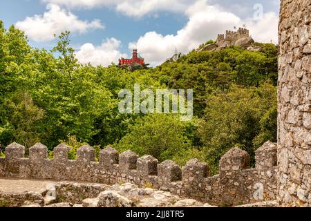 View of the fortress of the Palacio Nacional da Pena next to the Castelo dos Mouros, Sintra, Portugal Stock Photo