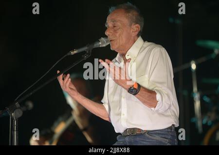 Ascea, Italy. 23rd July, 2022. The Italian singer-songwriter, lyricist, writer, poet and former Italian teacher Roberto Vecchioni presents “L'Infinito Tour”, a great show of songs, images and monologues that will give the audience an intense and exciting performance in Ascea, Italy on July 23, 2022. (Photo by Mariano Montella/Pacific Press/Sipa USA) Credit: Sipa USA/Alamy Live News Stock Photo