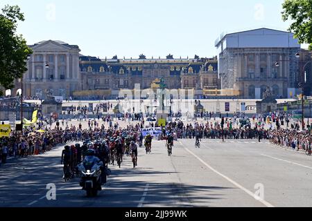 Paris, France, 24th July 2022. A general view as the peloton passes through Versailles during Stage 21 of the Tour De France, Paris la Defense Arena to Paris Champs-Elysees. Credit: Pete Goding/Alamy Live News Stock Photo