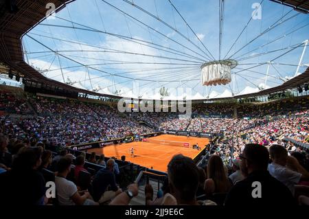 Hamburg, Germany. 24th July, 2022. Tennis: ATP Tour, Singles, Men, Final: Alcaraz (Spain) - Musetti (Italy). View of the court from the stands. Credit: Daniel Bockwoldt/dpa/Alamy Live News Stock Photo