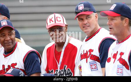 Kansas City Royals hall of famer George Brett watches practice during  spring training baseball Thursday, Feb. 23, 2006 in Surprise, Ariz. (AP  Photo/Charlie Riedel Stock Photo - Alamy