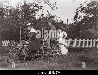 Family members riding bicycles, Brionne (France) rue Lemarrois, early 1900s - famille à bicyclette début des années 1900 Stock Photo