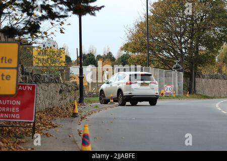 Vehicles coming and going at Gwrych Castle in Abergele, Wales the location dor ITV's 2021 'I'm A Celebrity...Get Me Out Of Here' Featuring: Atmosphere Where: Abergele, United Kingdom When: 20 Nov 2021 Credit: WENN.com Stock Photo