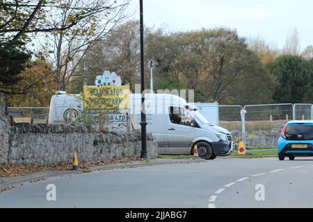 Vehicles coming and going at Gwrych Castle in Abergele, Wales the location dor ITV's 2021 'I'm A Celebrity...Get Me Out Of Here' Featuring: Atmosphere Where: Abergele, United Kingdom When: 20 Nov 2021 Credit: WENN.com Stock Photo