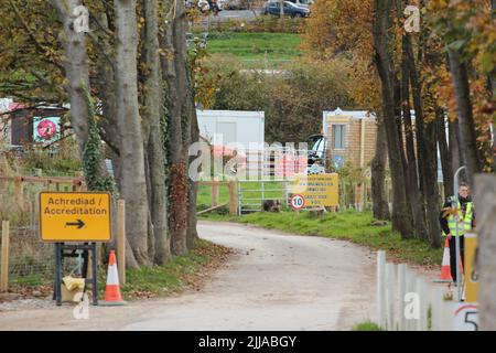 Vehicles coming and going at Gwrych Castle in Abergele, Wales the location dor ITV's 2021 'I'm A Celebrity...Get Me Out Of Here' Featuring: Atmosphere Where: Abergele, United Kingdom When: 20 Nov 2021 Credit: WENN.com Stock Photo