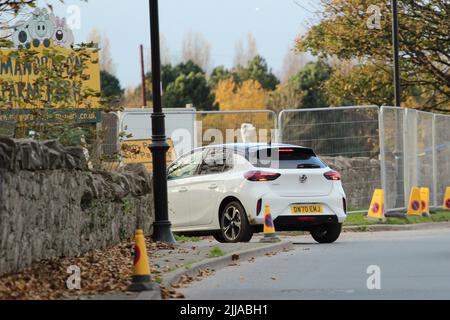 Vehicles coming and going at Gwrych Castle in Abergele, Wales the location dor ITV's 2021 'I'm A Celebrity...Get Me Out Of Here' Featuring: Atmosphere Where: Abergele, United Kingdom When: 20 Nov 2021 Credit: WENN.com Stock Photo