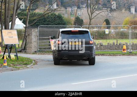 Vehicles coming and going at Gwrych Castle in Abergele, Wales the location dor ITV's 2021 'I'm A Celebrity...Get Me Out Of Here' Featuring: Atmosphere Where: Abergele, United Kingdom When: 20 Nov 2021 Credit: WENN.com Stock Photo