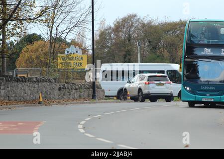 Vehicles coming and going at Gwrych Castle in Abergele, Wales the location dor ITV's 2021 'I'm A Celebrity...Get Me Out Of Here' Featuring: Atmosphere Where: Abergele, United Kingdom When: 20 Nov 2021 Credit: WENN.com Stock Photo