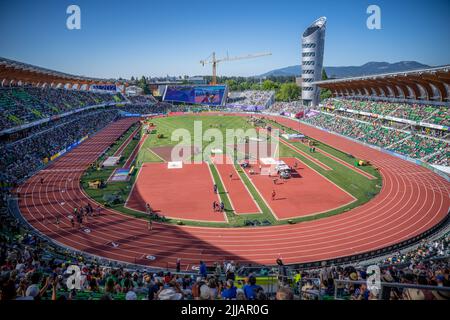 Eugene, USA. 24th July, 2022. Athletics: World Championship. Spectators watch the action at Hayward Field stadium. Credit: Michael Kappeler/dpa/Alamy Live News Stock Photo