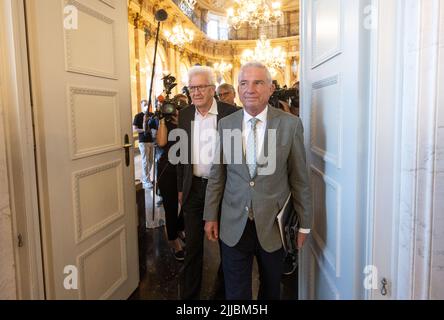 Stuttgart, Germany. 25th July, 2022. Thomas Strobl (CDU, r), Minister of the Interior of Baden-Württemberg, and Winfried Kretschmann (Bündnis 90/Die Grünen), Minister President of Baden-Württemberg, arrive at the New Palace for the gas summit of the green-black state government. Baden-Württemberg's Minister President Kretschmann had invited them to the New Palace to prepare for a possible shortage in the fall and winter. Credit: Marijan Murat/dpa/Alamy Live News Stock Photo