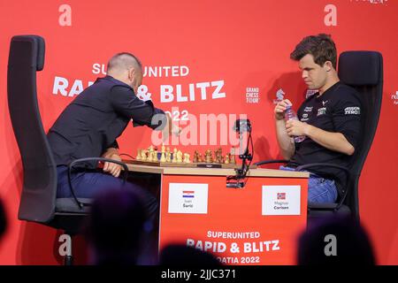 20 July 2019, Baden-Wuerttemberg, Karlsruhe: The 14-year-old Vincent Keymer  (r) plays at the chess tournament Grenke Open against world champion Magnus  Carlsen and is defeated only after the 81st move after 6:45