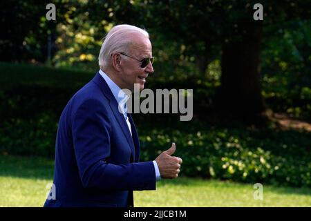 Washington, Vereinigte Staaten. 20th July, 2022. United States President Joe Biden thumbs up on the South Lawn of the White House upon his return to Washington from Somerset, Massachusetts on July 20, 2022. Credit: Yuri Gripas/Pool via CNP/dpa/Alamy Live News Stock Photo