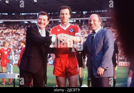 Hamburg, Deutschland. 21st July, 2022. ARCHIVE PHOTO: UWE SEELER DIED AT THE AGE OF 85. Fritz WALTER (left), Franz BECKENBAUER and Uwe SEELER before Franz BECKENBAUER's farewell game ? Credit: dpa/Alamy Live News Stock Photo