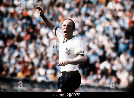 ARCHIVE PHOTO: UWE SEELER DIED AT THE AGE OF 85. Uwe SEELER, Germany, football, gesture, pointing, half length, QF Germany - Peru, at the 1970 World Cup in Mexico © Stock Photo