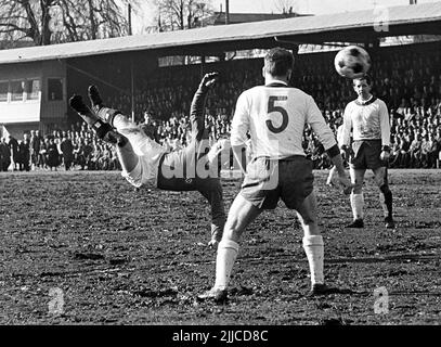 ARCHIVE PHOTO: UWE SEELER DIED AT THE AGE OF 85. Uwe SEELER, Germany, HSV Hamburg Hamburg Hamburg, with an overhead kick; r.: Willy SCHROEDER from SV Werder Bremen; black and white recording; 40 years of Bundesliga football. ? Stock Photo