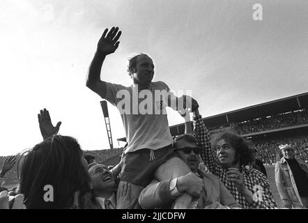 Hamburg, Deutschland. 21st July, 2022. ARCHIVE PHOTO: UWE SEELER DIED AT THE AGE OF 85. UWE SEELER is carried off the pitch on the shoulders of his fans, waving, waving, QF football farewell game Uwe Seeler on May 1st, 1972 in Hamburg? Credit: dpa/Alamy Live News Stock Photo