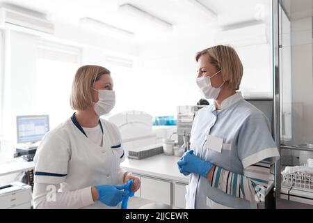 Two female doctors chatting in the lab of an hospital Stock Photo