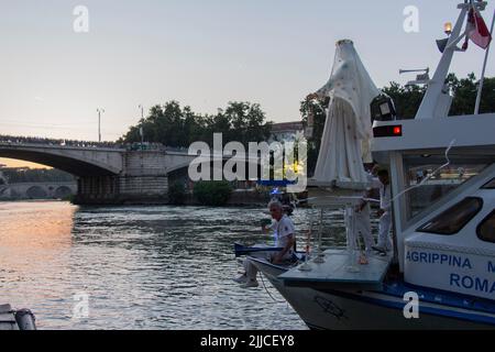 Roma fiume Tevere ponte Garibaldi processione della Madonna Fiumarola Stock Photo