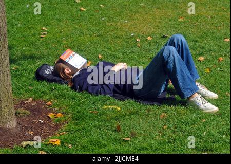 London, UK. 25th July, 2022. Sunshine on the South Bank of the Thames as heat wave continues. Credit: JOHNNY ARMSTEAD/Alamy Live News Stock Photo