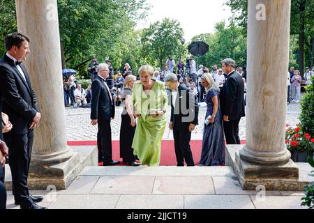 Bayreuth, Germany. 25th July, 2022. Former German Chancellor Angela Merkel arrives with husband Joachim Sauer at the Festival in the Festspielhaus on the Grüner Hügel. The Festival begins this year with a new production of 'Tristan and Isolde' Credit: Daniel Löb/dpa/Alamy Live News Stock Photo