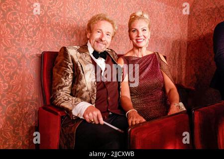 Bayreuth, Germany. 25th July, 2022. Thomas Gottschalk and Karina Mroß sit at the opening of the Bayreuth Richard Wagner Festival in the Festspielhaus on the Grüner Hügel. The Festival begins this year with a new production of 'Tristan and Isolde' Credit: Daniel Löb/dpa/Alamy Live News Stock Photo