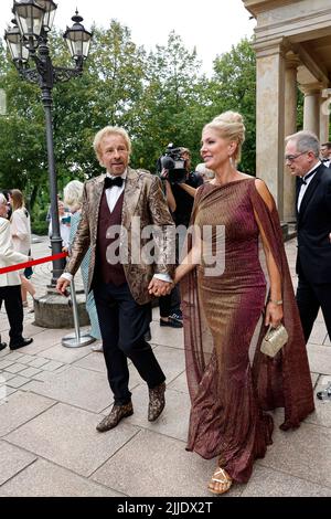 Bayreuth, Germany. 25th July, 2022. Thomas Gottschalk and Karina Mroß at the opening of the Bayreuth Richard Wagner Festival in the Festspielhaus on the Grüner Hügel. The Festival begins this year with a new production of 'Tristan and Isolde' Credit: Daniel Löb/dpa/Alamy Live News Stock Photo