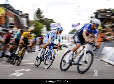 BOXMEER - Netherlands2022-07-25 20:26:46 BOXMEER - Dylan Groenewegen (M) during Days after the Tour. With the exception of the injured Steven Kruijswijk, all Dutch riders who are active this year in the Tour de France will participate in the traditional professional criterion. ANP SEM VAN DER WAL netherlands out - belgium out Stock Photo