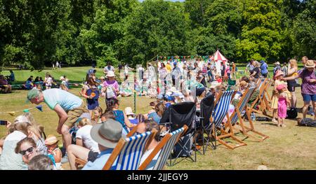 Essex, Britain, July 2022. Summer crowds awaiting a performance act during a scorching hot weekend where temperatures reached 33 degrees celsius Stock Photo
