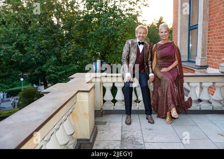 Bayreuth, Germany. 25th July, 2022. Thomas Gottschalk (l) and his partner Karina Mroß on the balcony at the opening of the Bayreuth Richard Wagner Festival in the Festival Hall on the Green Hill. Credit: Daniel Löb/dpa/Alamy Live News Stock Photo