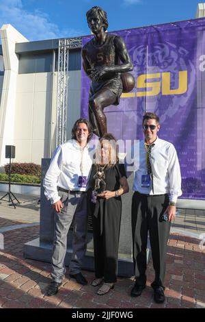 Baton Rouge, LA, USA. 25th July, 2022. Jackie Maravich poses with the new statue with her son's Josh Maravich and Jaeson Maravich during the ceremony to unveil the new Pete Maravich statue at the Pete Maravich Assembly Center in Baton Rouge, LA. Jonathan Mailhes/CSM/Alamy Live News Stock Photo