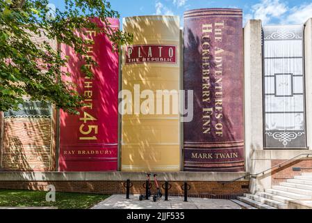 Kansas City, Missouri/USA- July 11, 2022:  Kansas City Public Library outside bookshelf on wall of parking garage Stock Photo