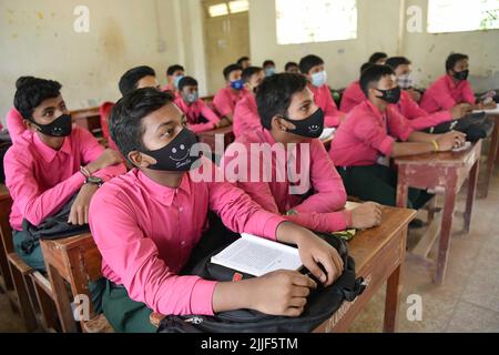 Child Subhas School children of Netaji Subhas Vidyaniketan pose and hug trees for ...